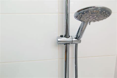 Duschstange: So installieren Sie Badezimmer Haltegriffe